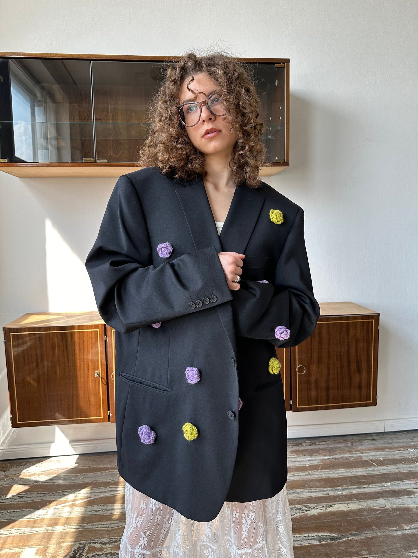 Customized vintage blazer in black with flowers embroideries