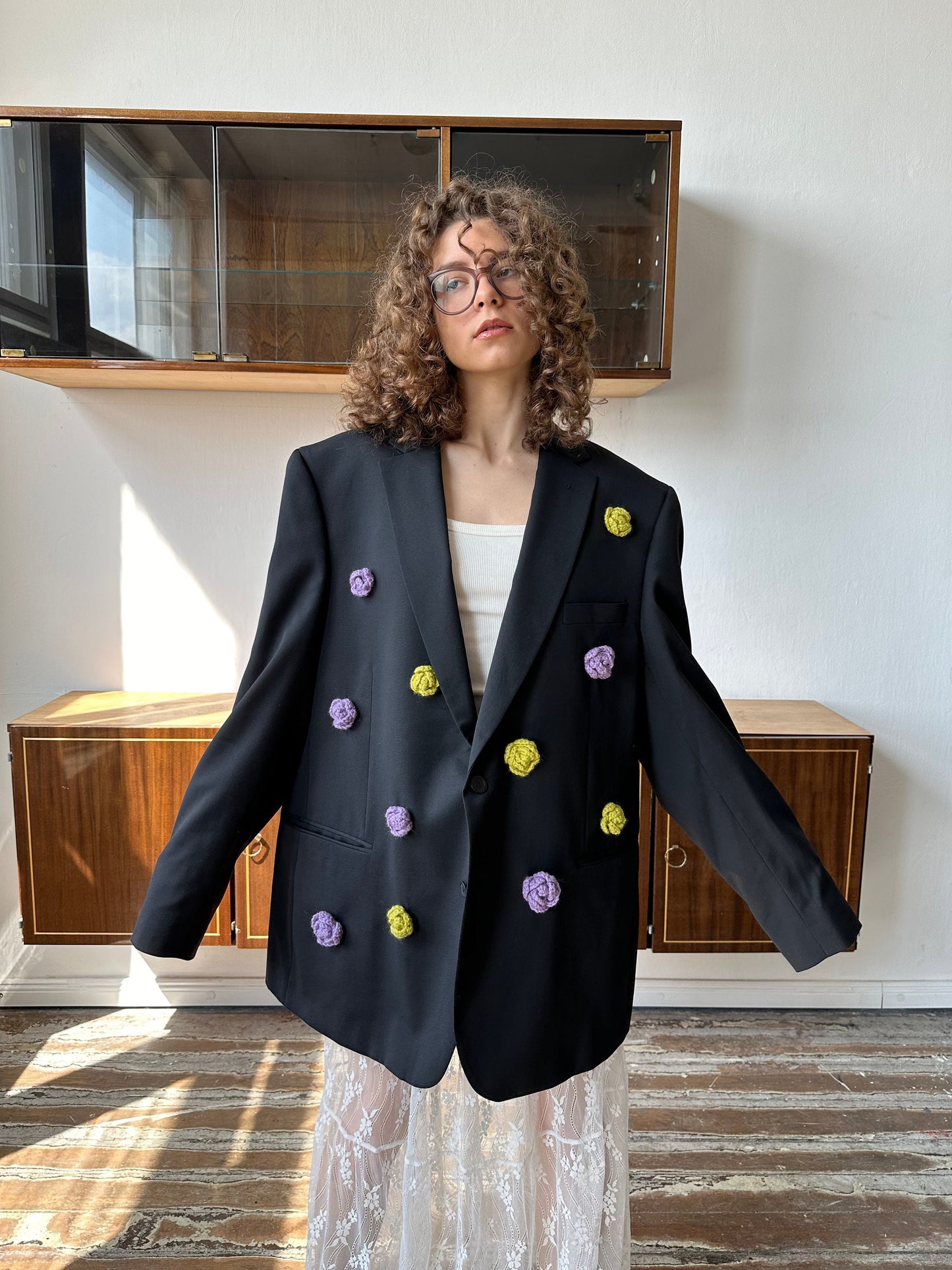 Customized vintage blazer in black with flowers embroideries