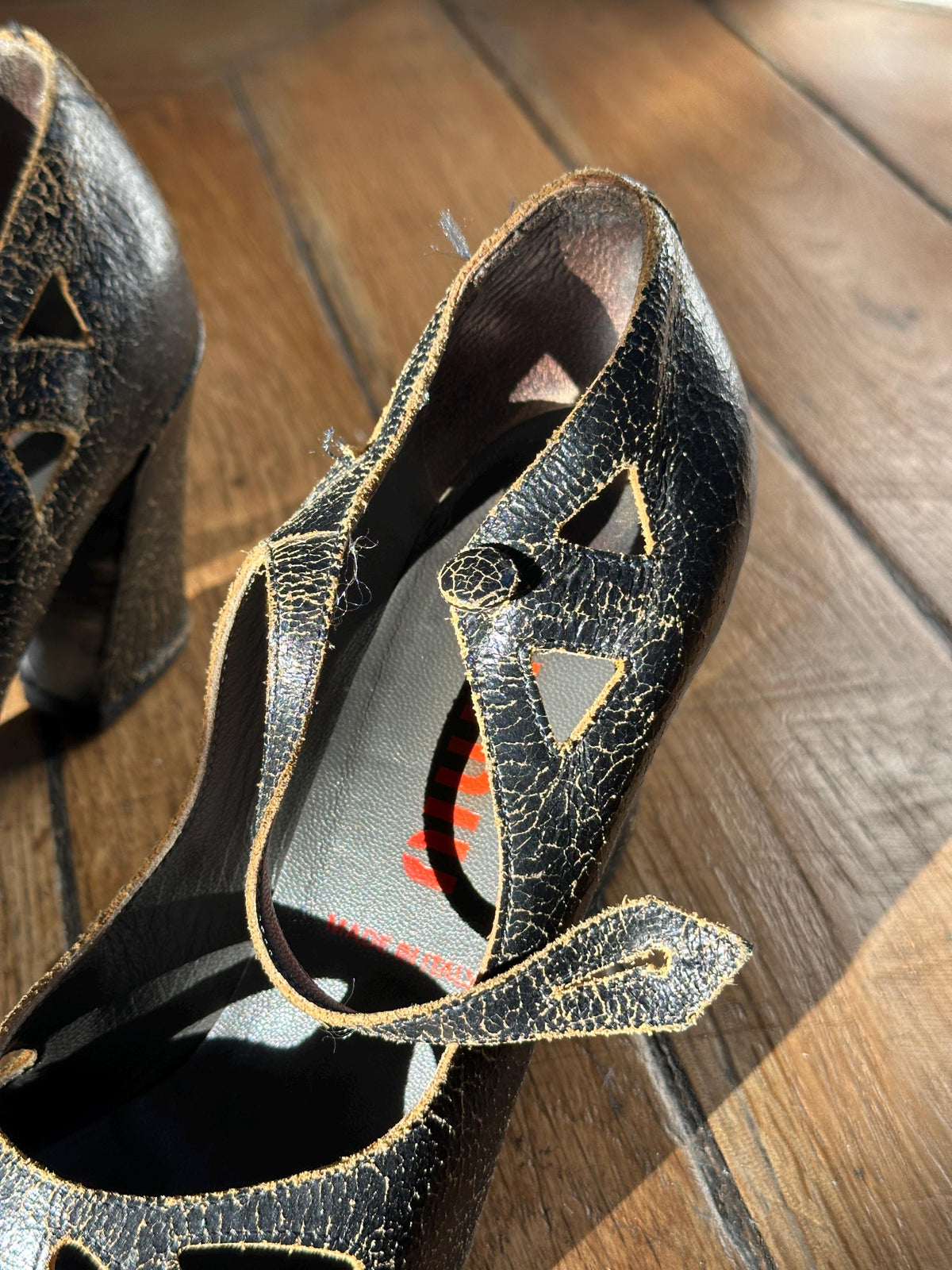 Archive Miu Miu FW2001 Cracked Leather Mary Jane Heels I US 6.5