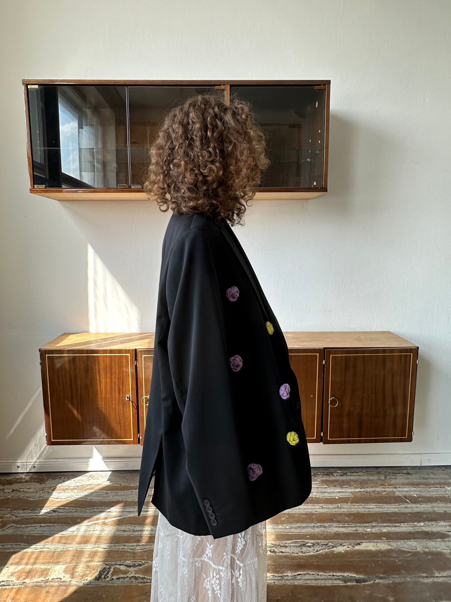 Customized vintage blazer in black with flowers embroideries