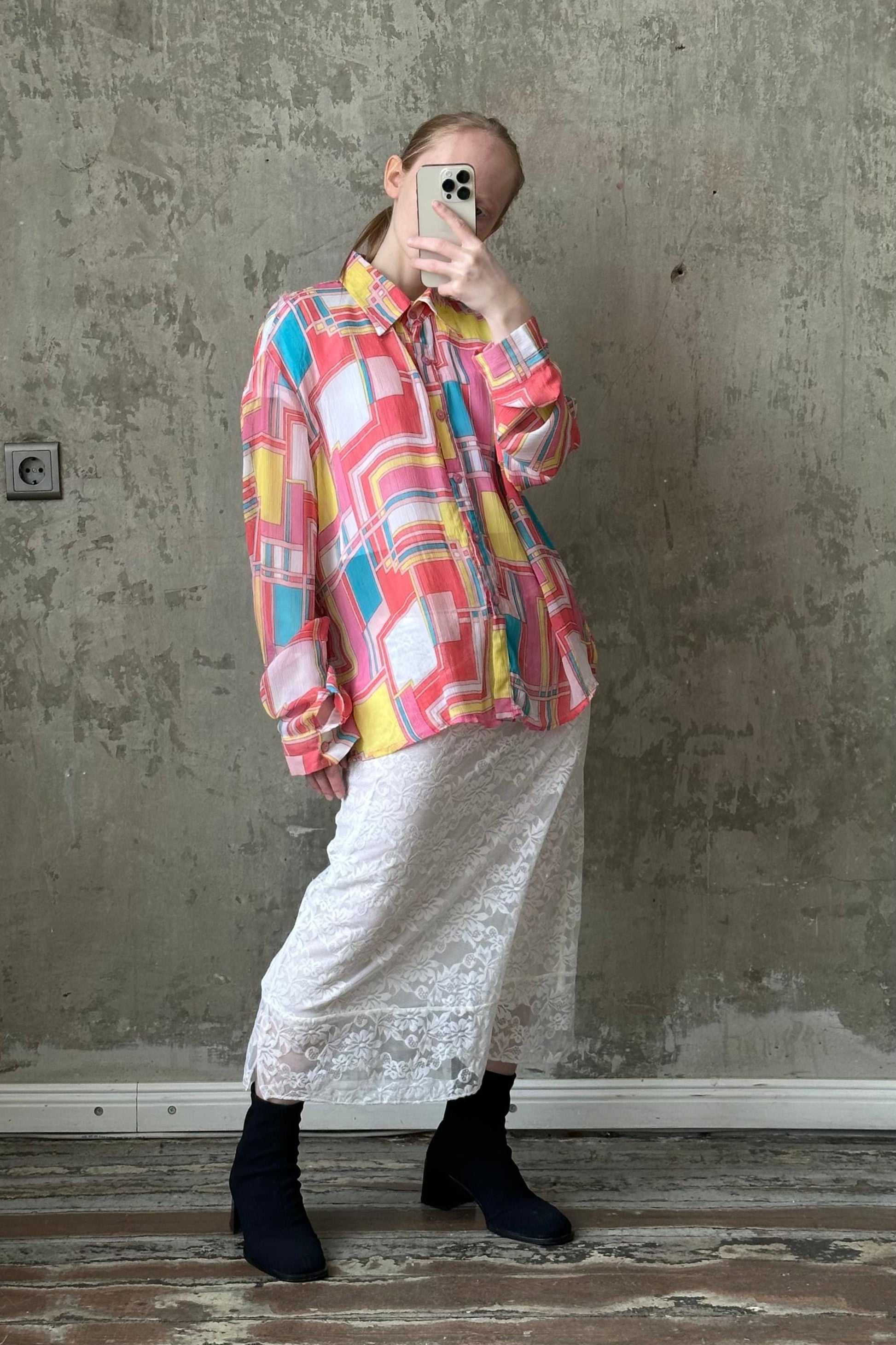 Vintage long-sleeve blouse/shirt with abstract patterned print in pink