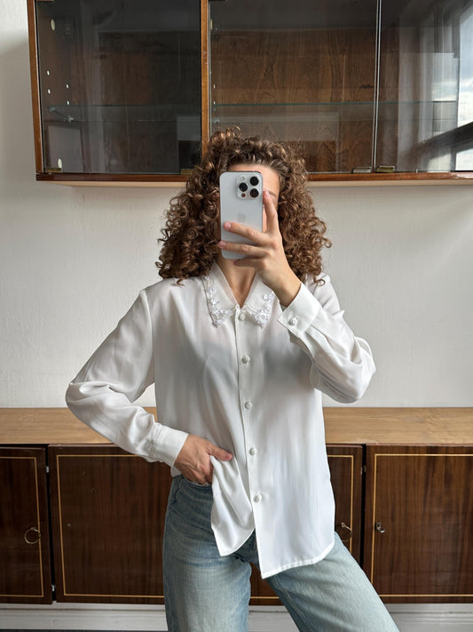 Vintage embroidered flowy blouse in white/cream