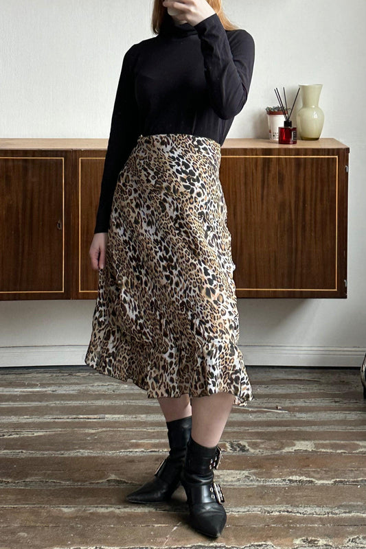 Vintage Y2K slim-fitted midi skirt in leopard print