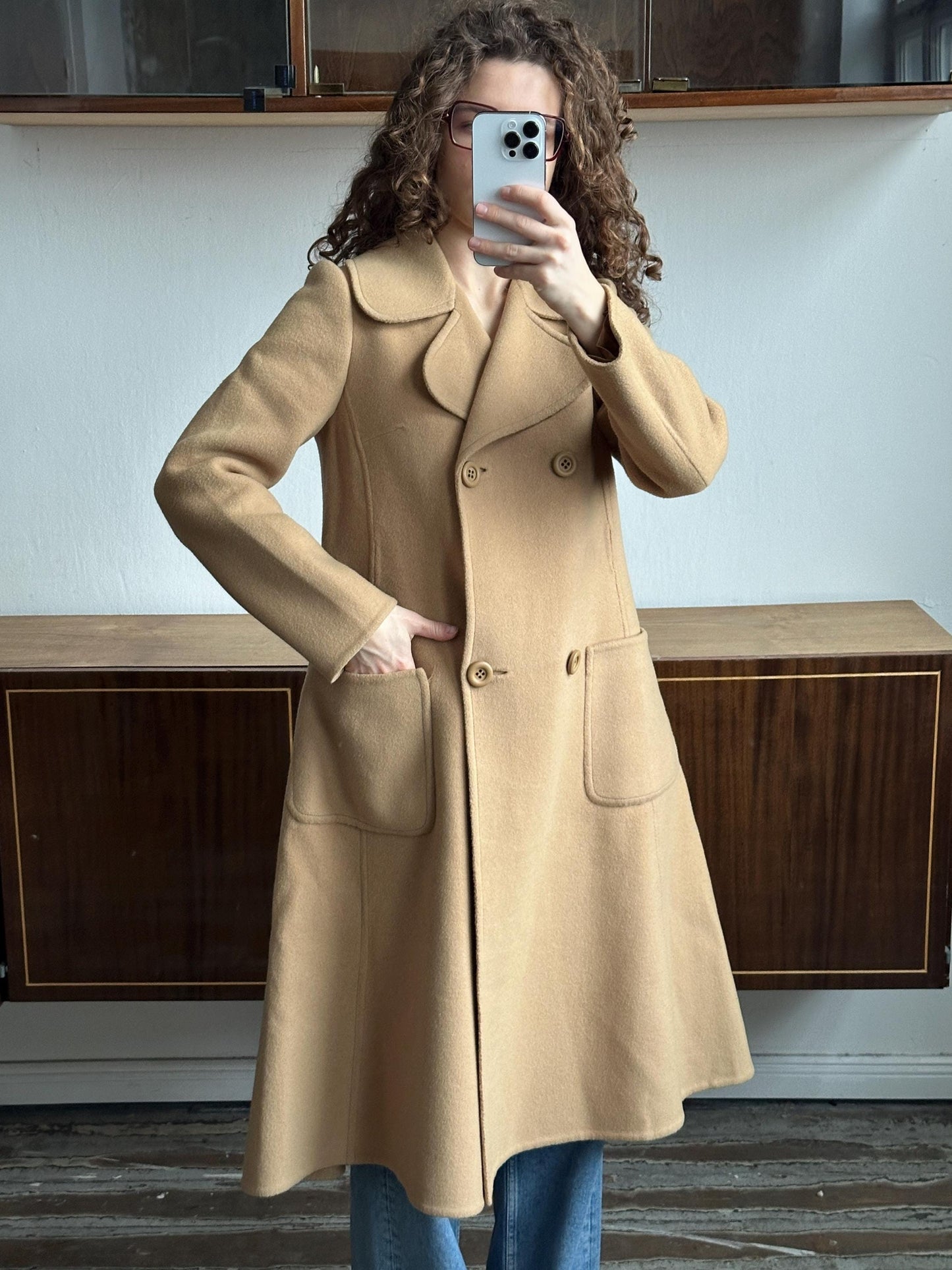 Vintage 80s Cute Midi Women Wool Coat In Beige with Accent Collar and Pockets