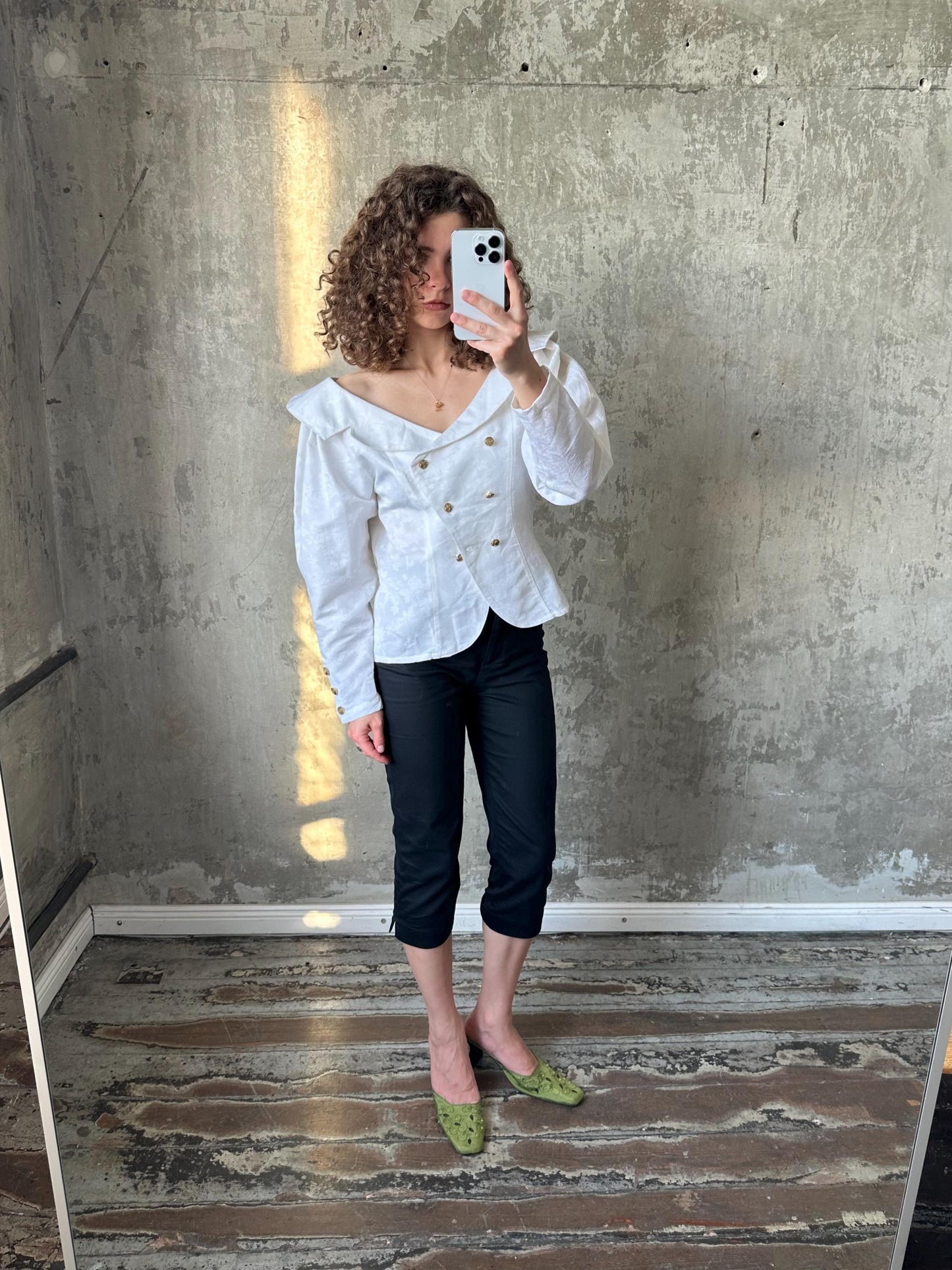 Vintage women's open neck fitted blazer in white