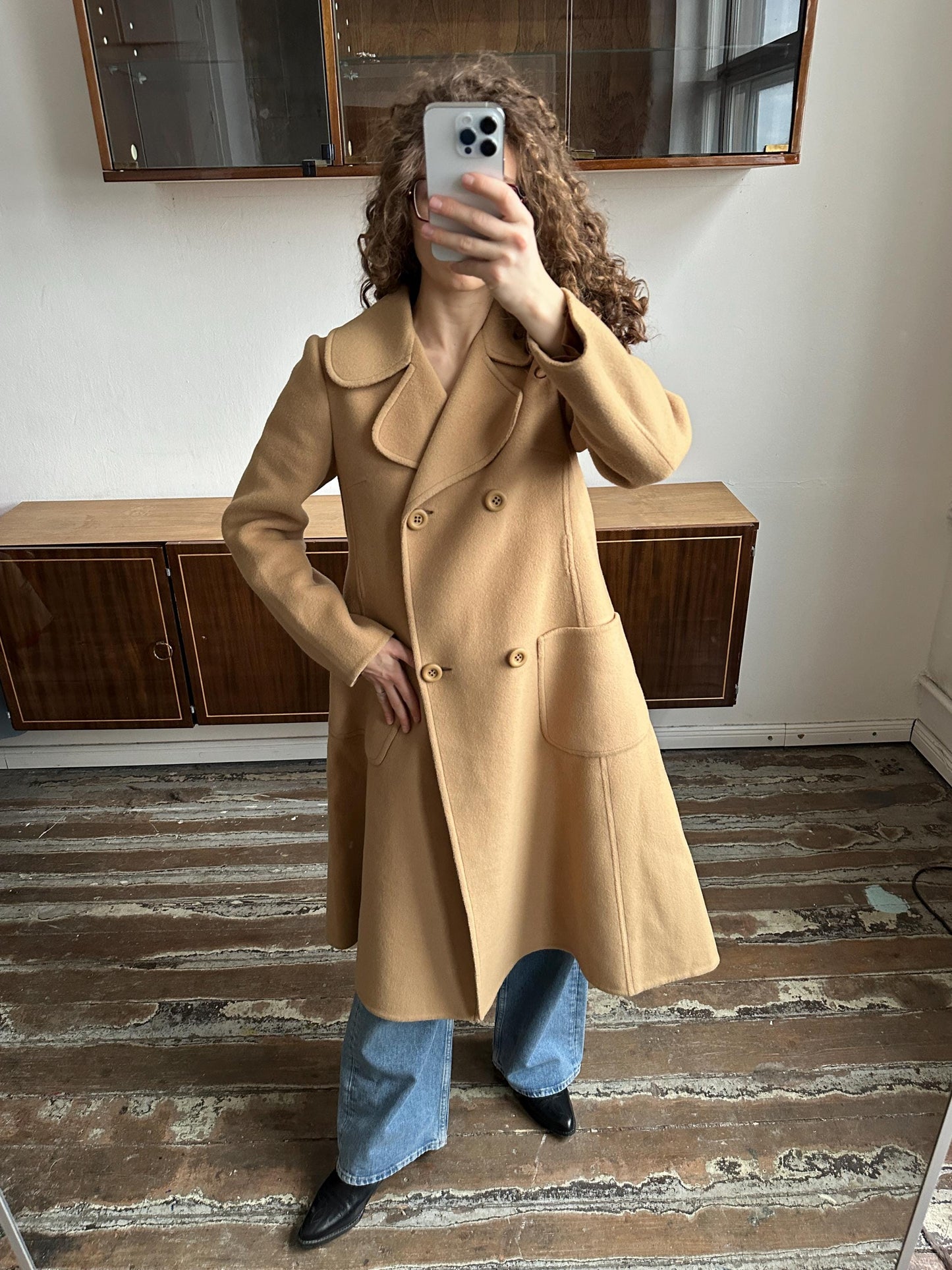 Vintage 80s Cute Midi Women Wool Coat In Beige with Accent Collar and Pockets