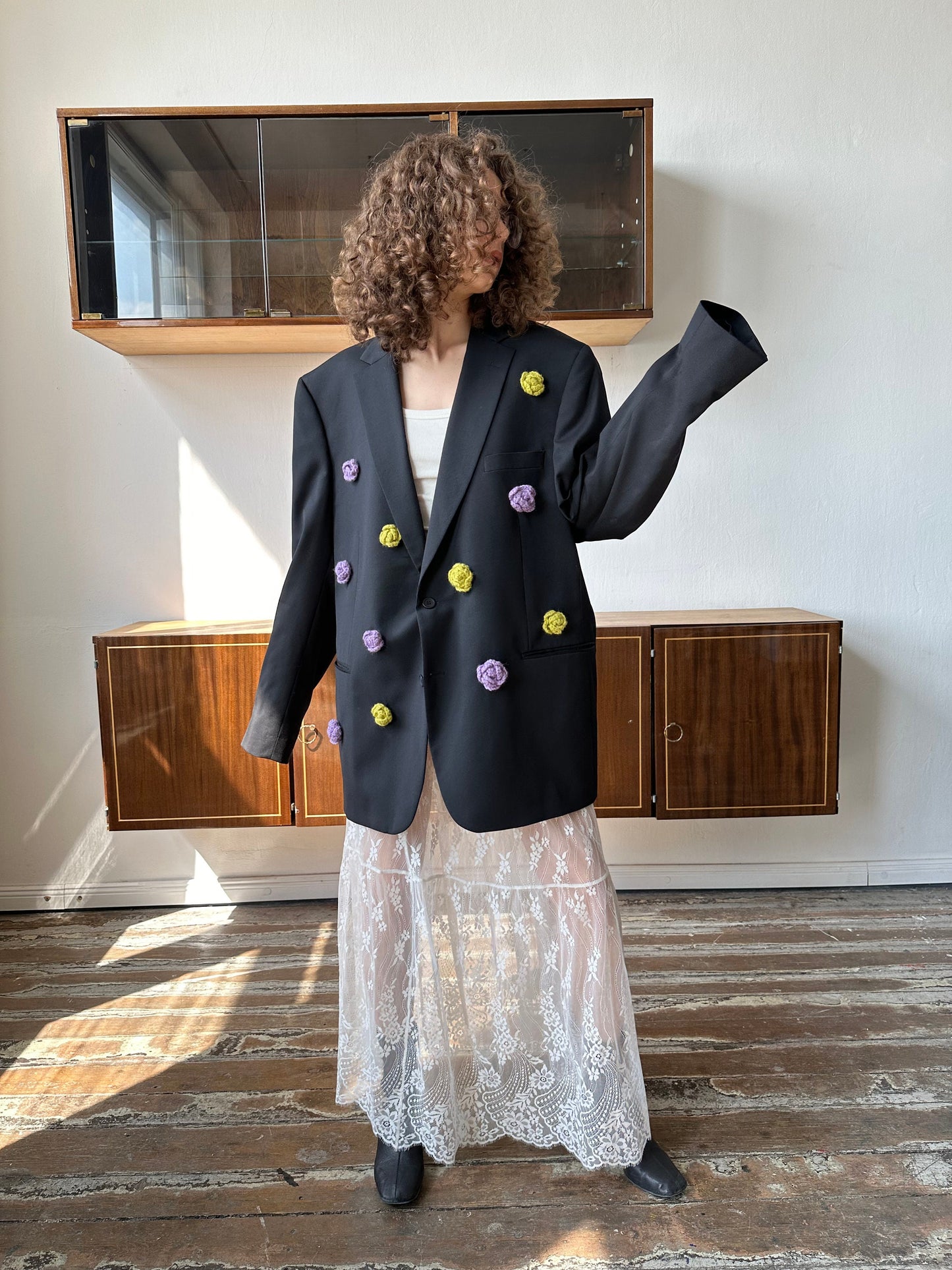 Customized vintage blazer in black with flowers embroideries