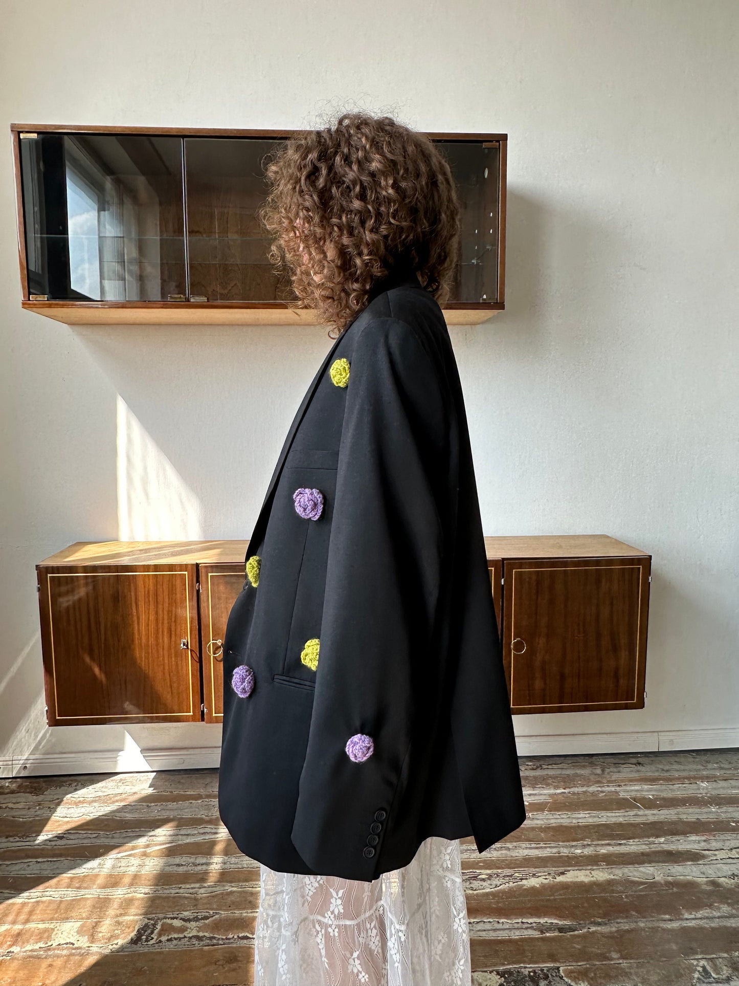 Customized vintage blazer in black with flowers embroideries