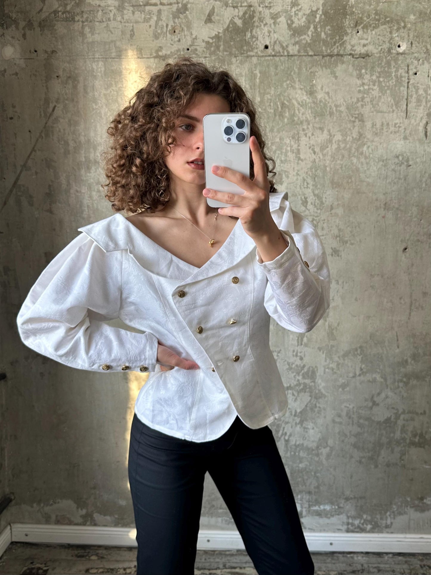 Vintage women's open neck fitted blazer in white