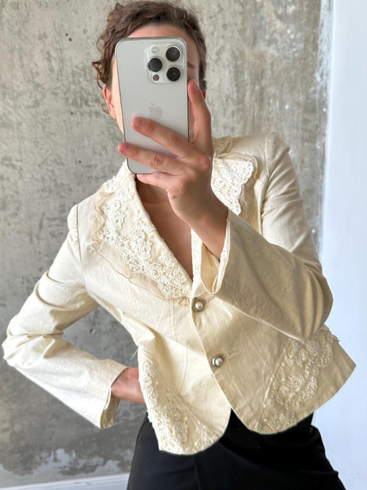 Vintage embroidered slim-fitted blazer in white (ivory)