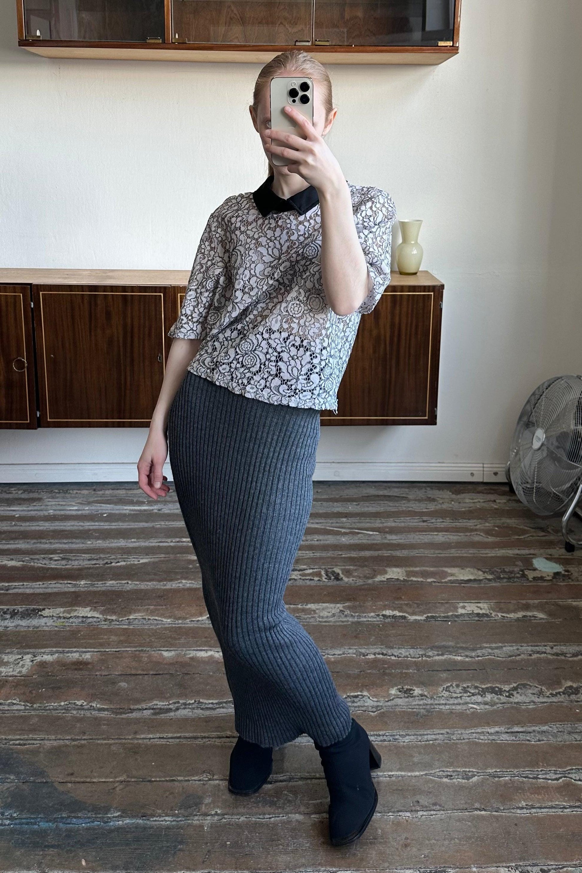 Vintage minimalistic short-sleeved top in black and white
