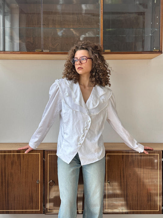 Vintage embroidered women blouse in white with large collar