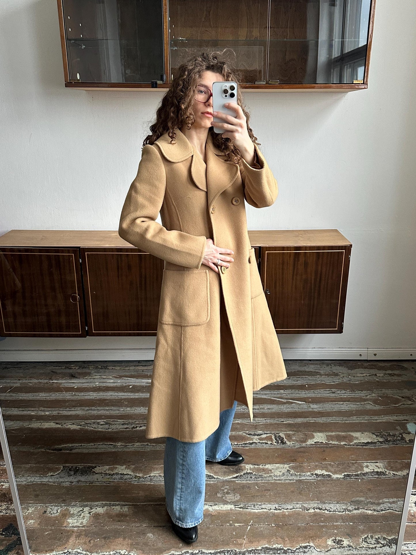 Vintage 80s Cute Midi Women Wool Coat In Beige with Accent Collar and Pockets