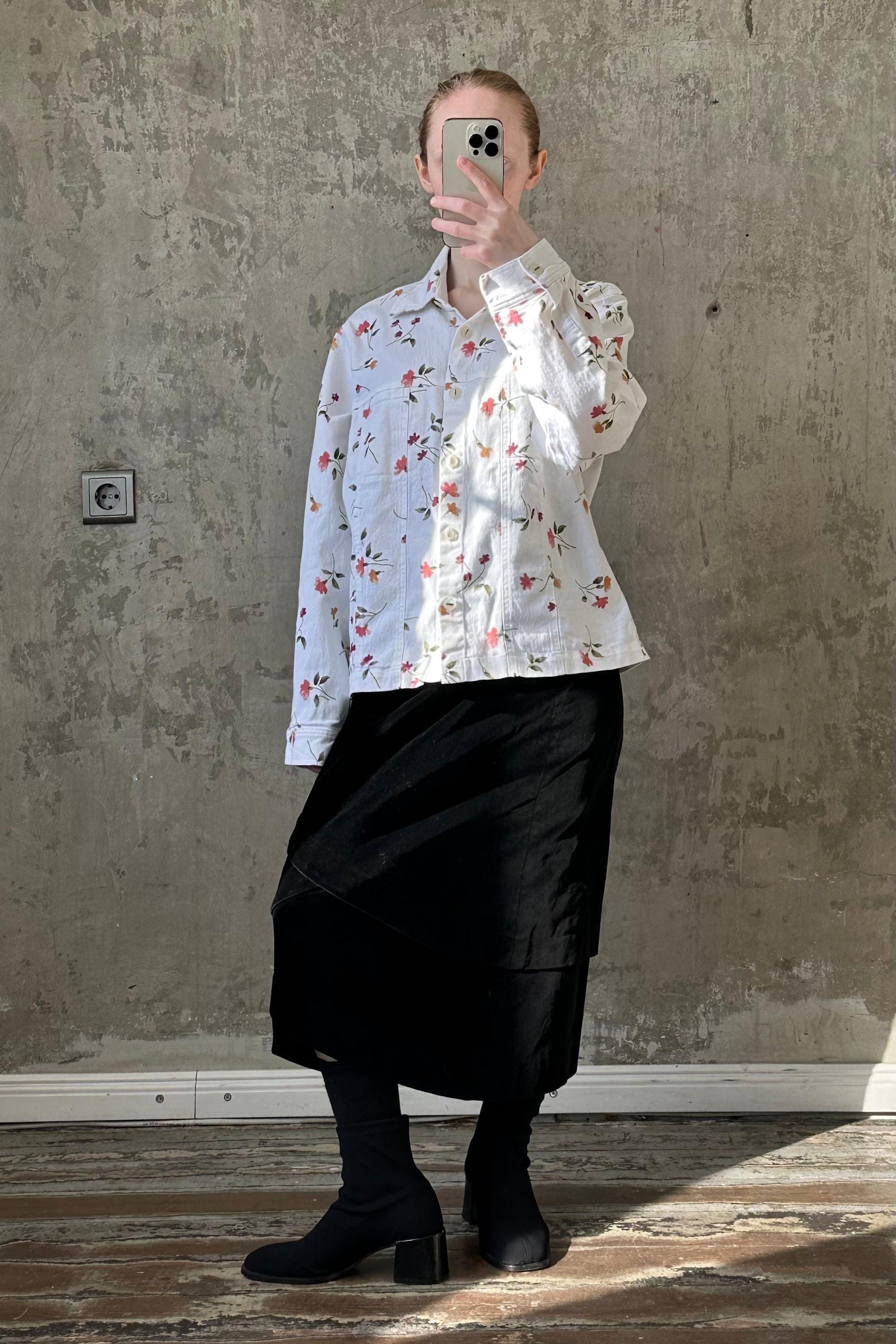 Vintage slim-fit cotton denim jacket in white with floral prints
