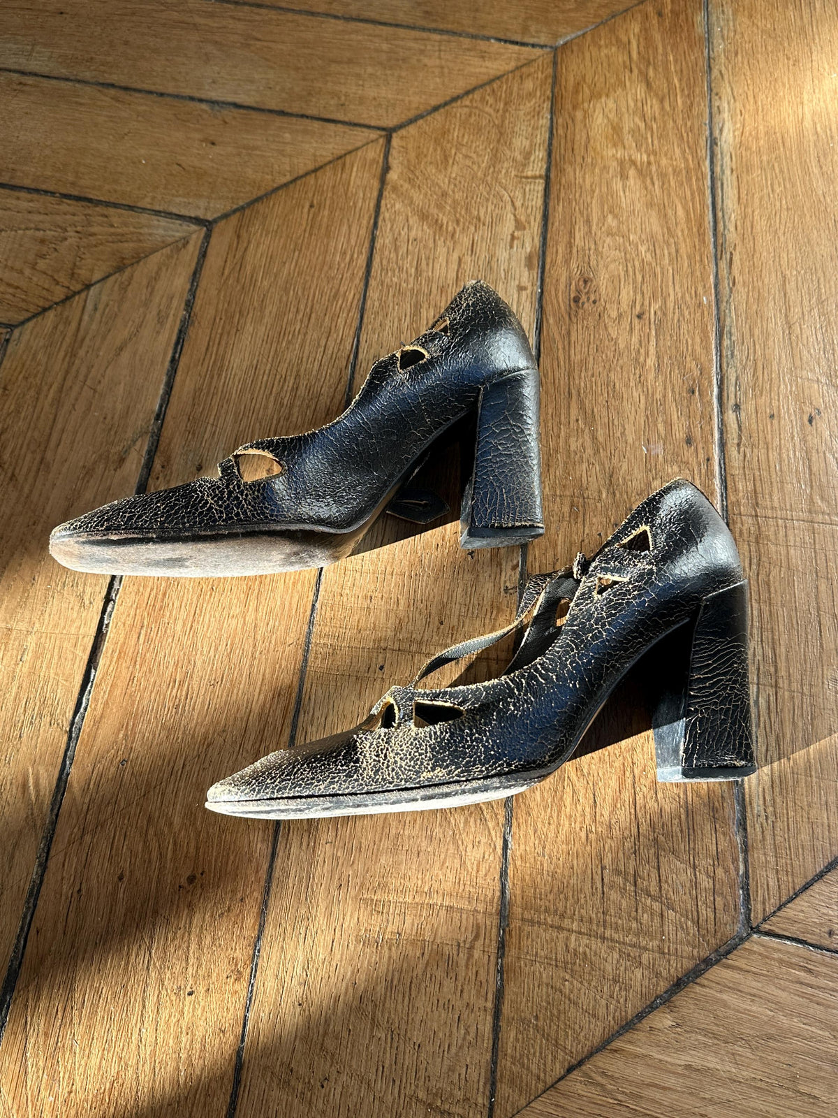 Archive Miu Miu FW2001 Cracked Leather Mary Jane Heels I US 6.5