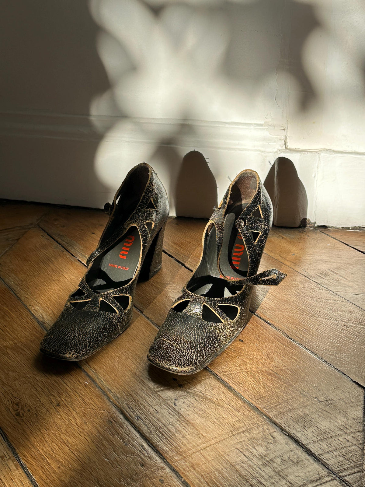 Archive Miu Miu FW2001 Cracked Leather Mary Jane Heels I US 6.5