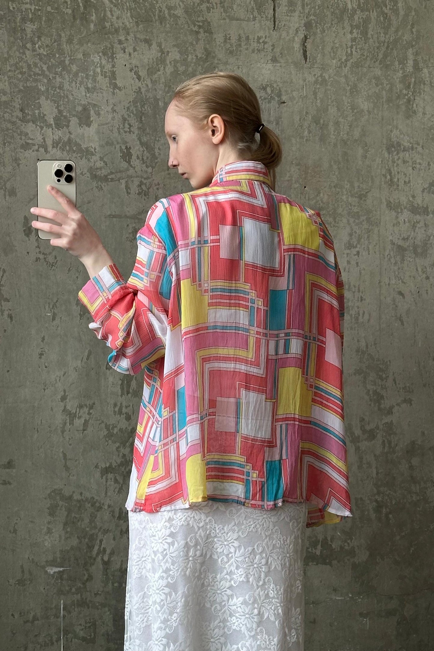 Vintage long-sleeve blouse/shirt with abstract patterned print in pink