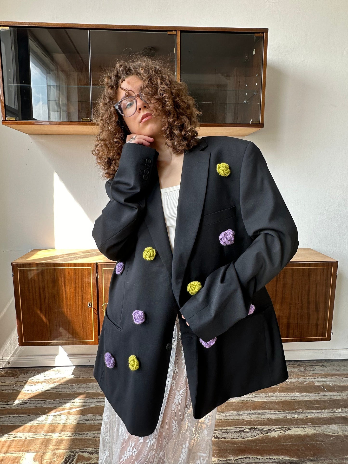 Customized vintage blazer in black with flowers embroideries
