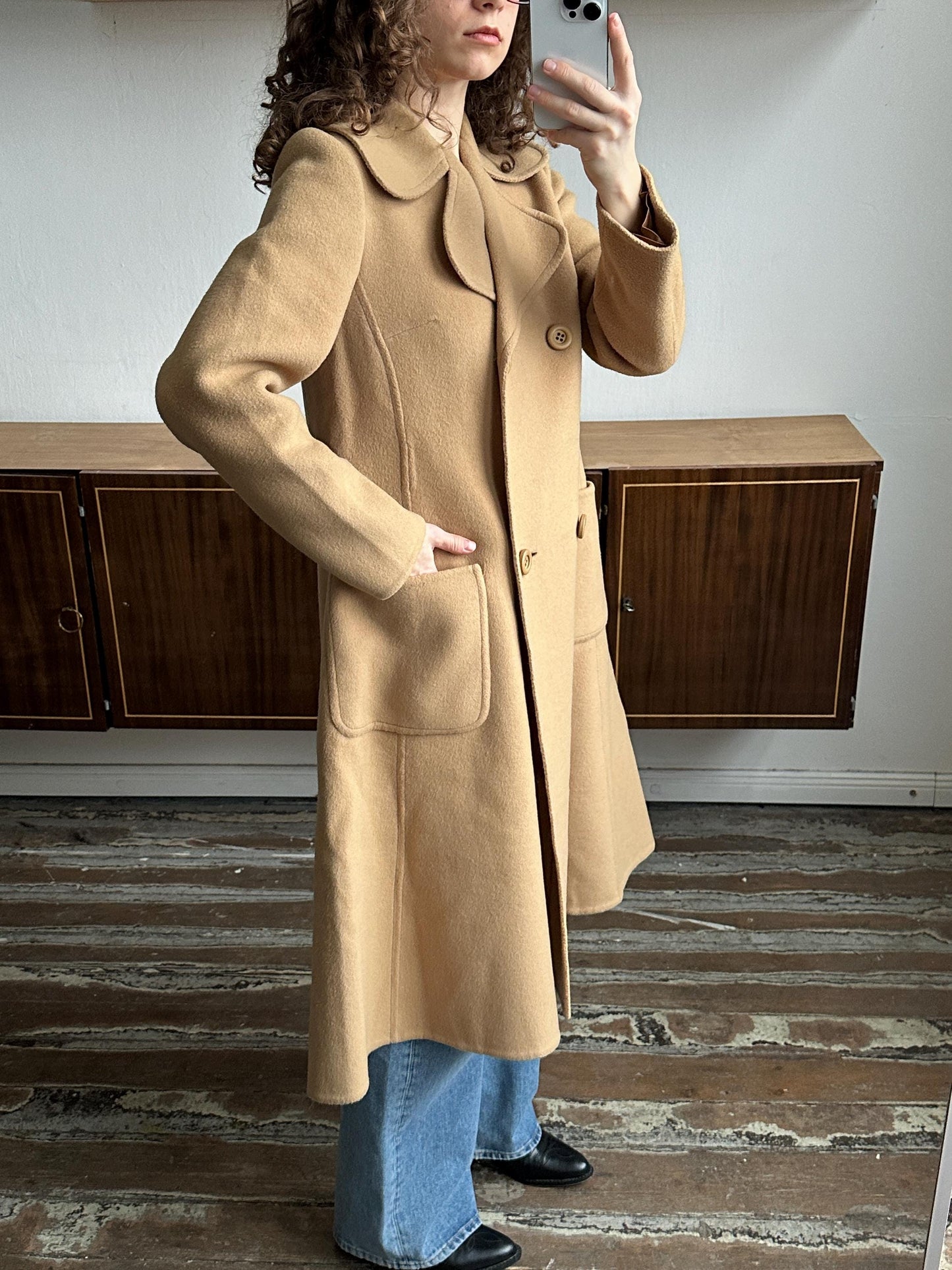 Vintage 80s Cute Midi Women Wool Coat In Beige with Accent Collar and Pockets