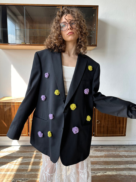 Customized vintage blazer in black with flowers embroideries