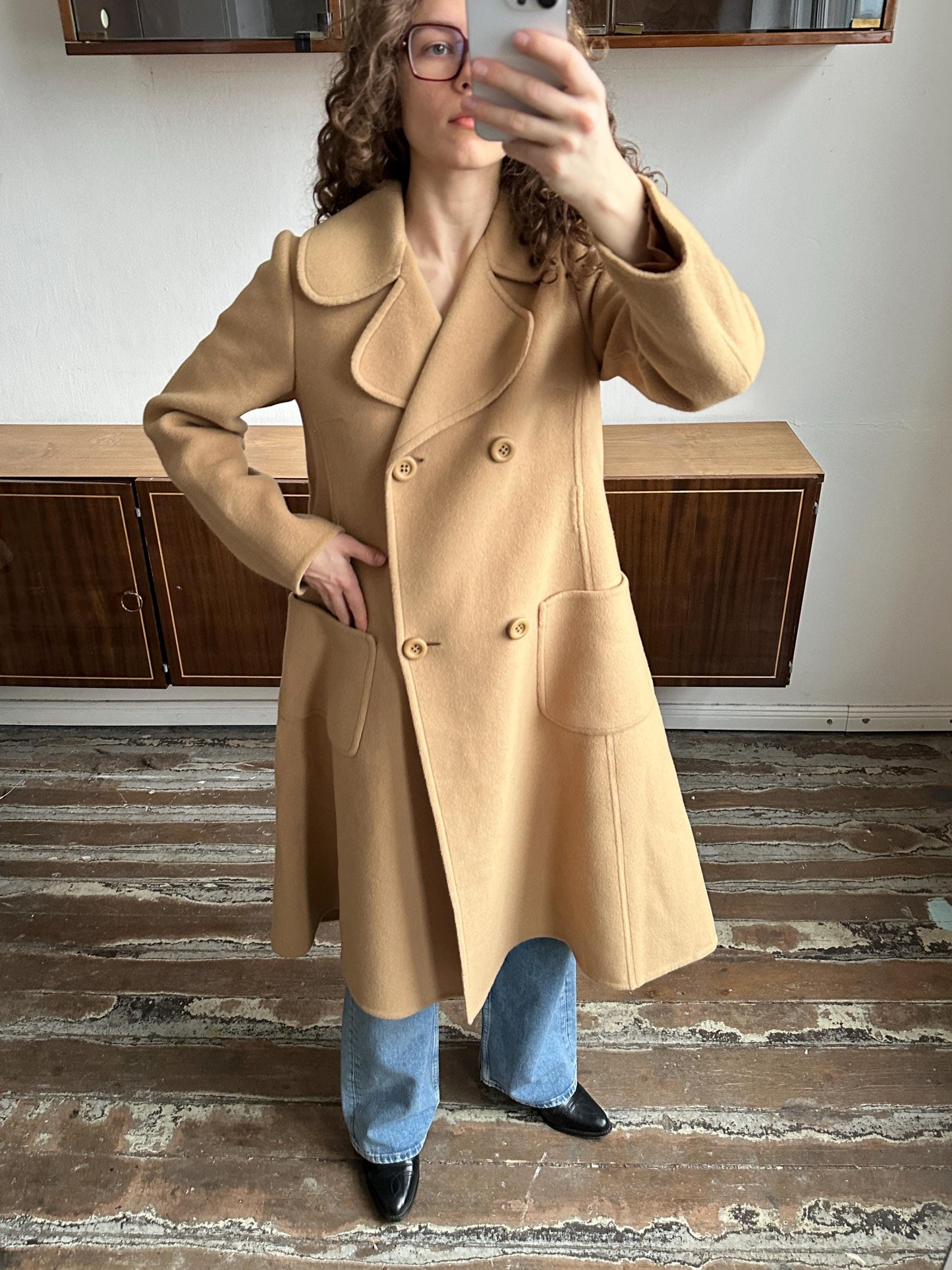Vintage 80s Cute Midi Women Wool Coat In Beige with Accent Collar and Pockets
