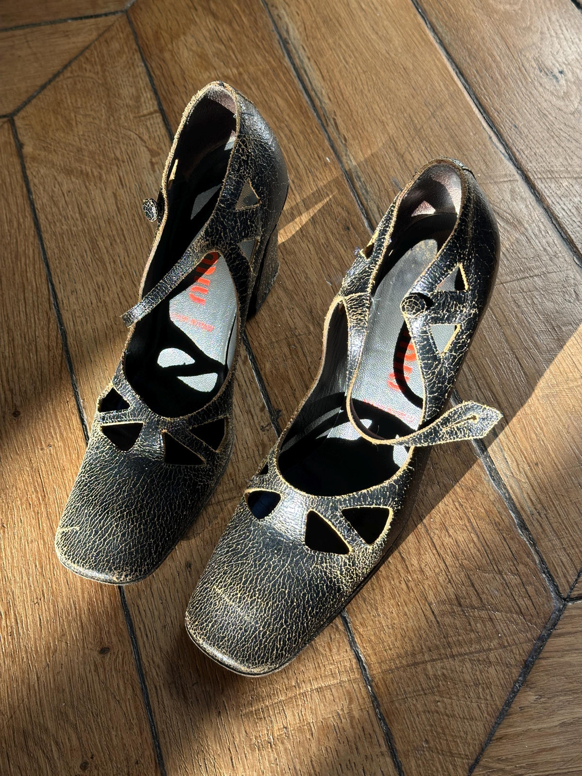 Archive Miu Miu FW2001 Cracked Leather Mary Jane Heels I US 6.5