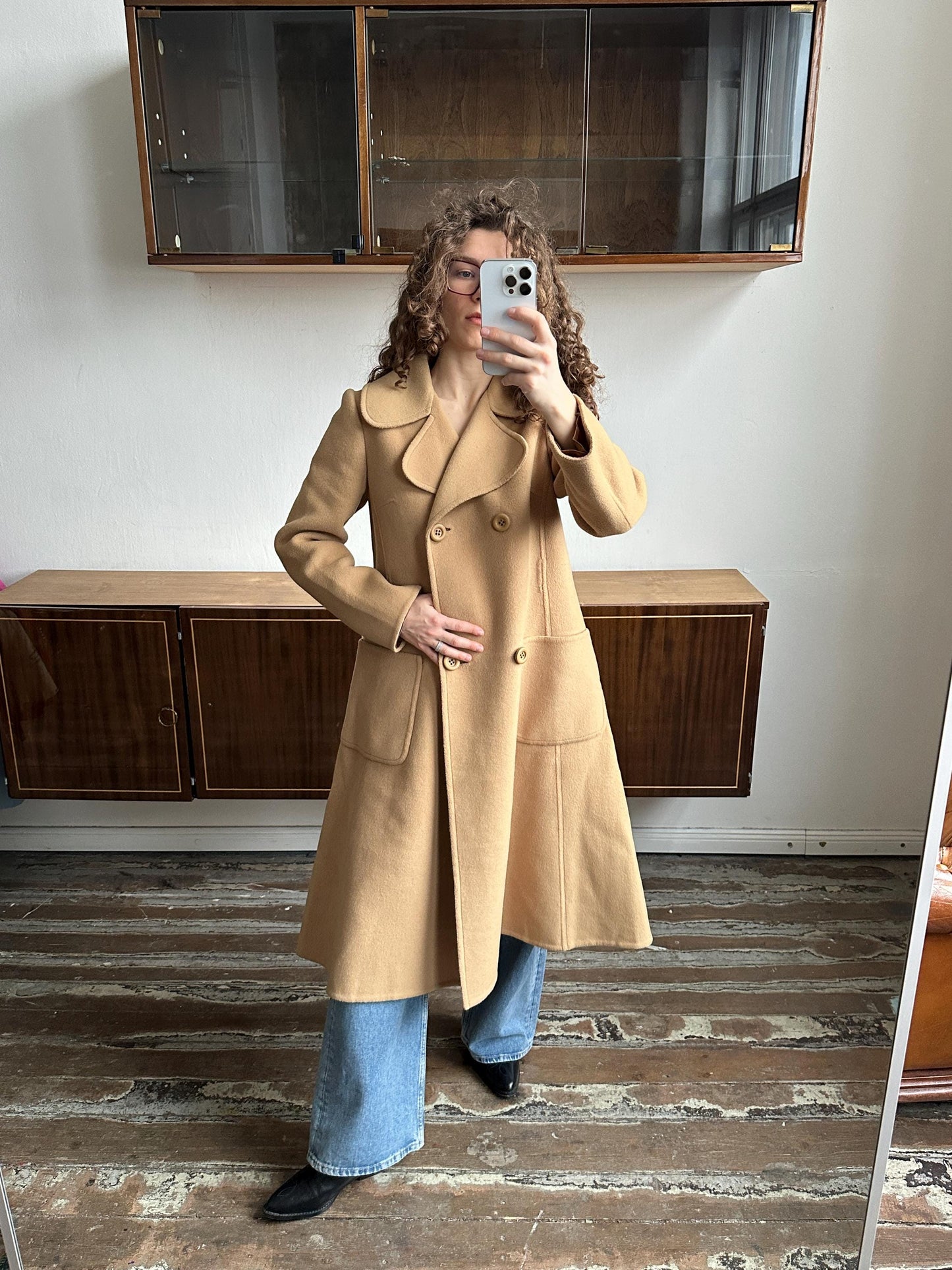 Vintage 80s Cute Midi Women Wool Coat In Beige with Accent Collar and Pockets