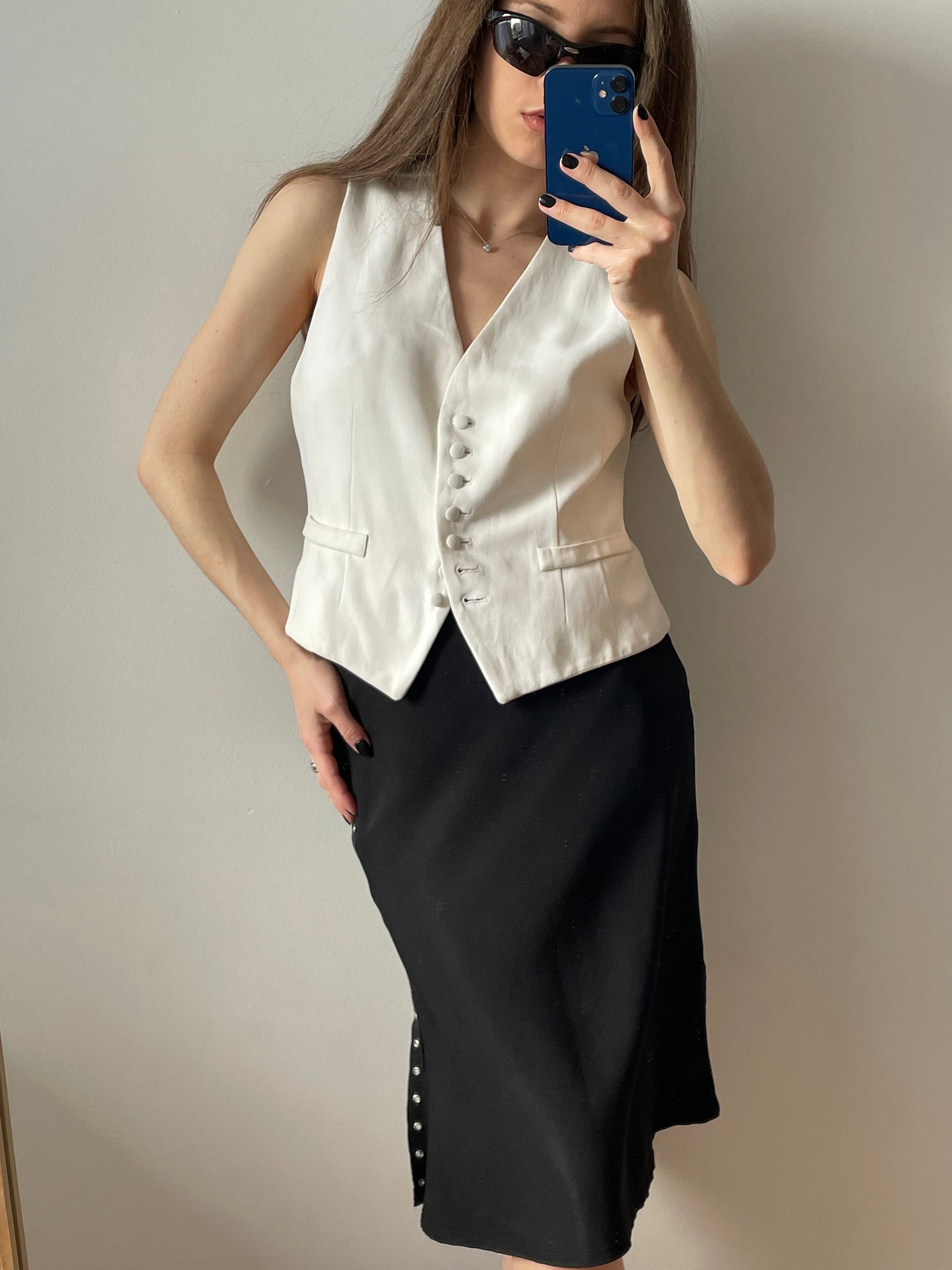Vintage iconic skirt in black, classic knee-length skirt
