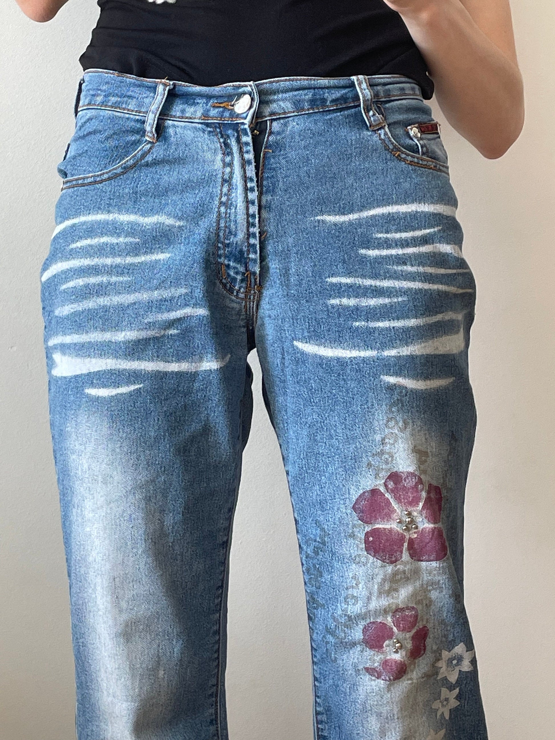Vintage y2k mid rise vintage light blue jeans with flowers and rhinestones