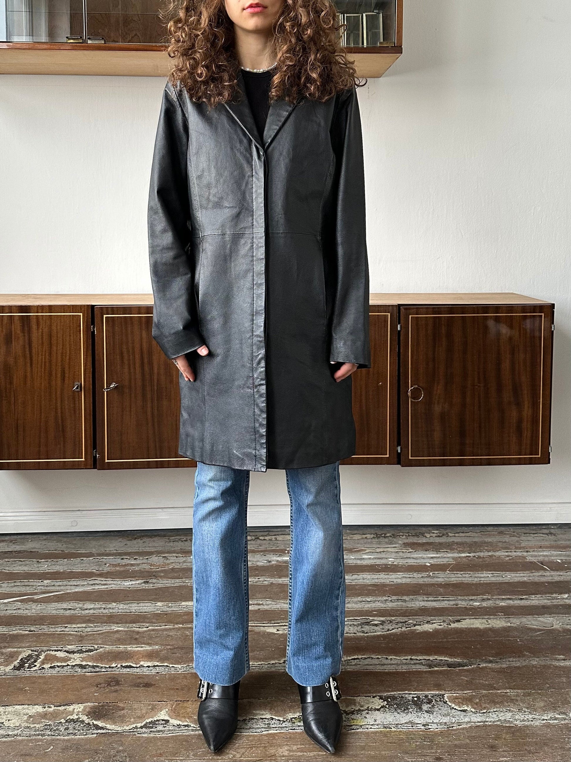 Vintage 90s straight leather coat in black