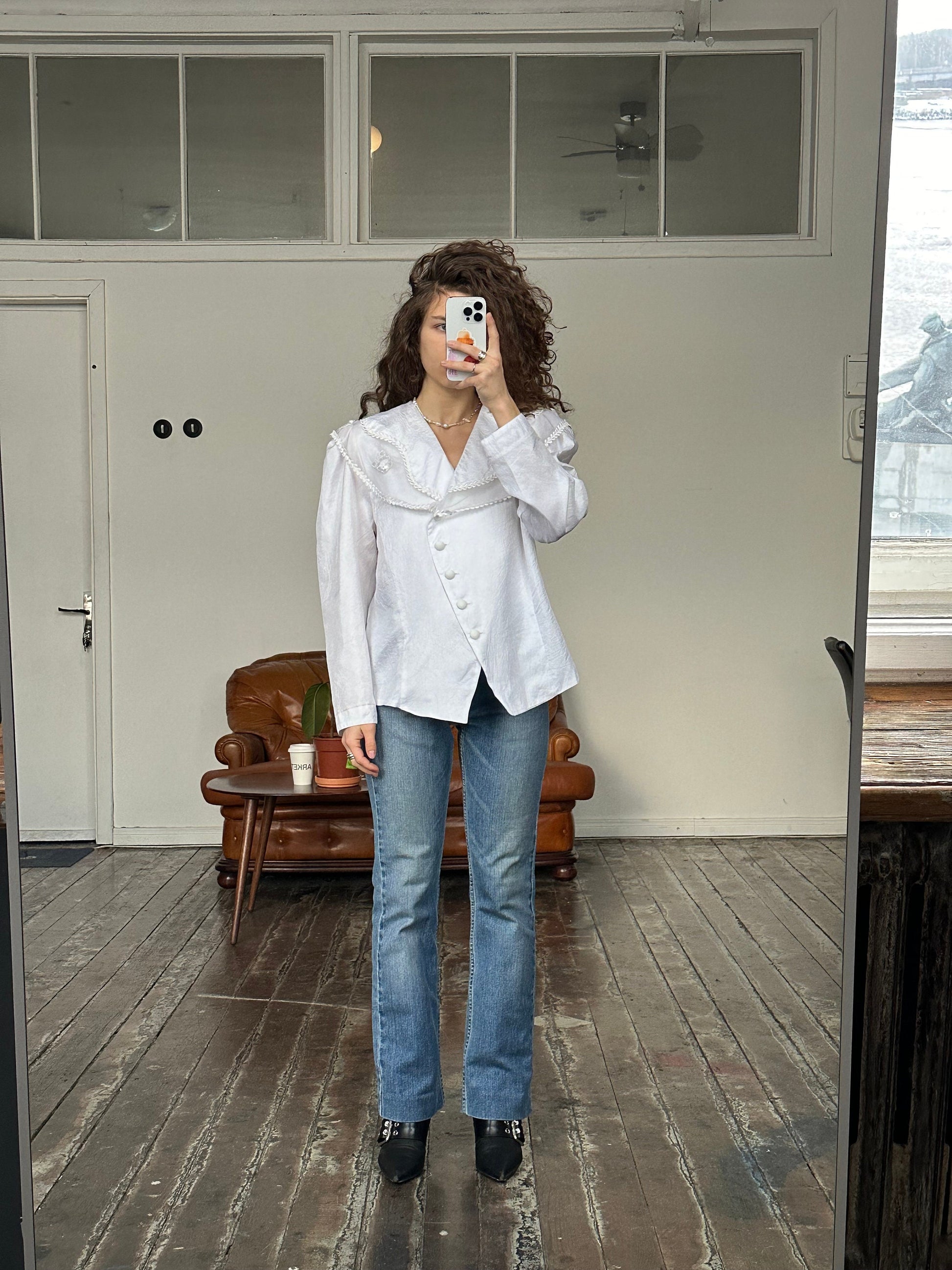 Vintage embroidered women blouse in white with large collar