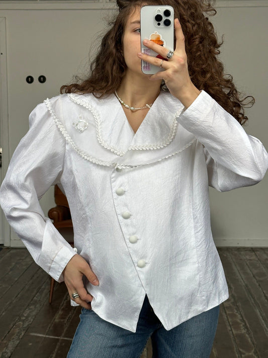 Vintage embroidered women blouse in white with large collar