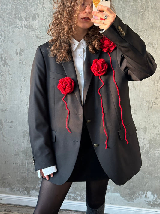 Customized vintage blazer in black with roses decoration, upcycled vintage blazer