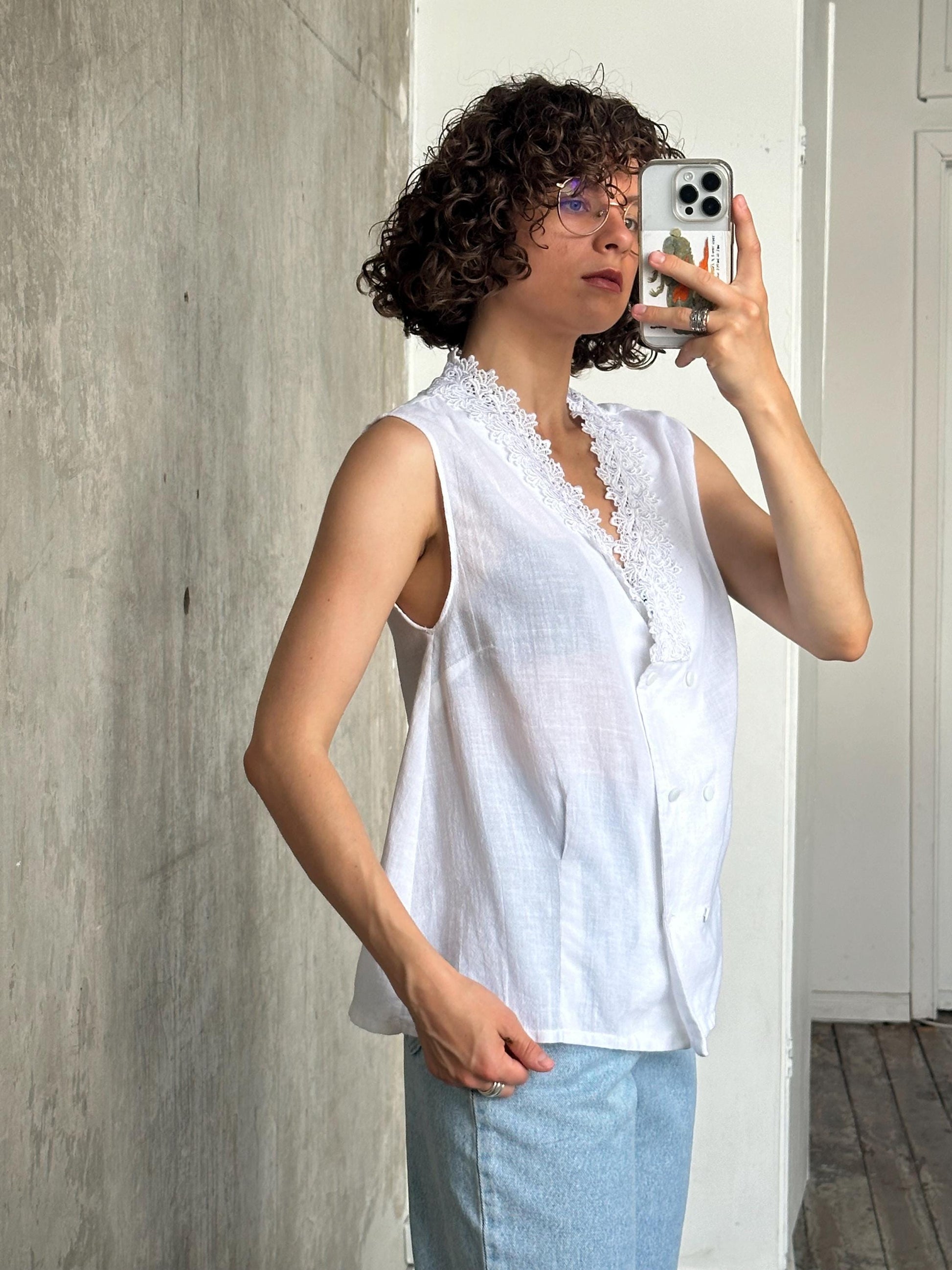Vintage women's sleeveless blouse in white, cotton vest