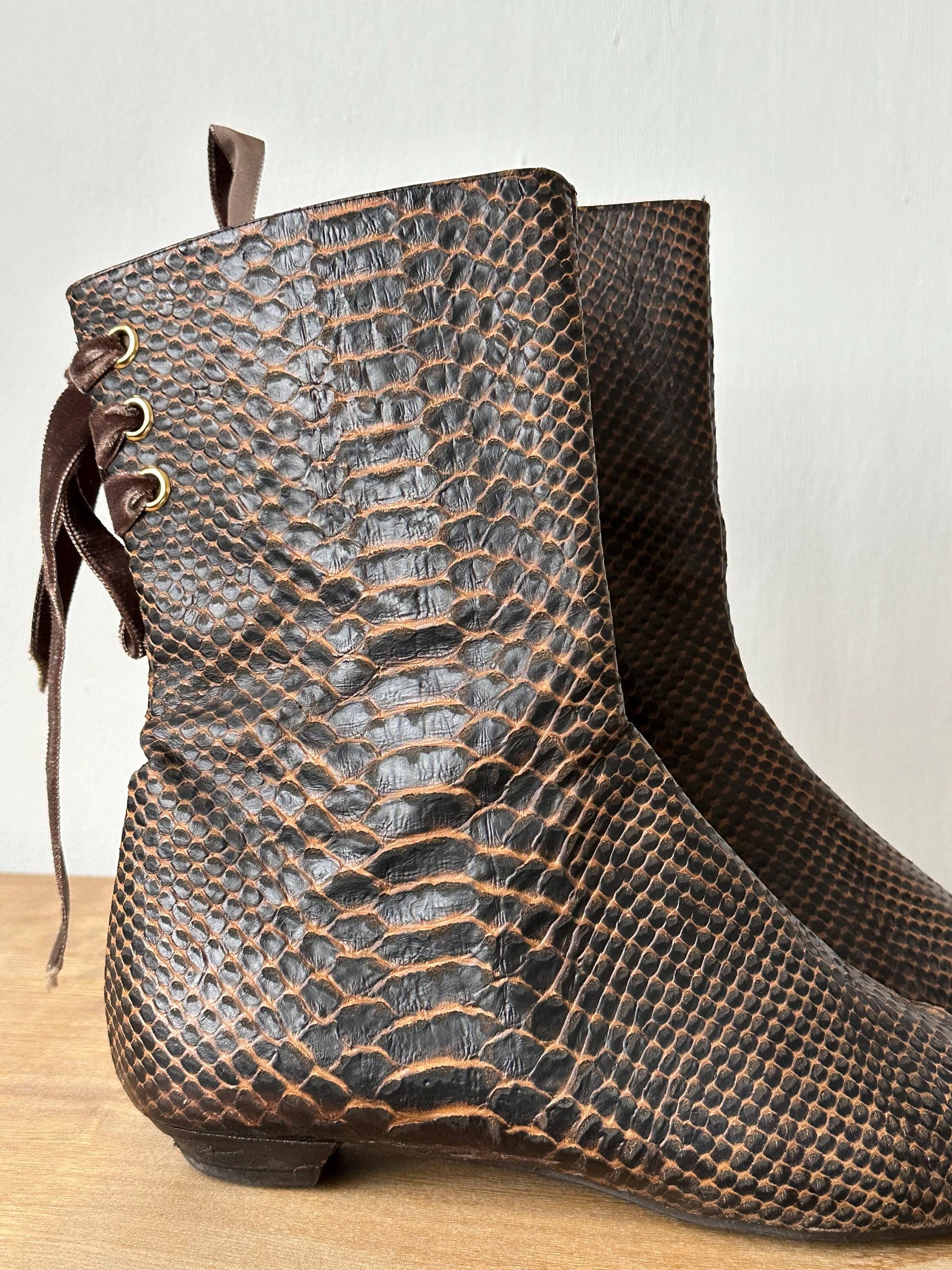 Vintage snake leather boots with bows in brown, size EUR 38