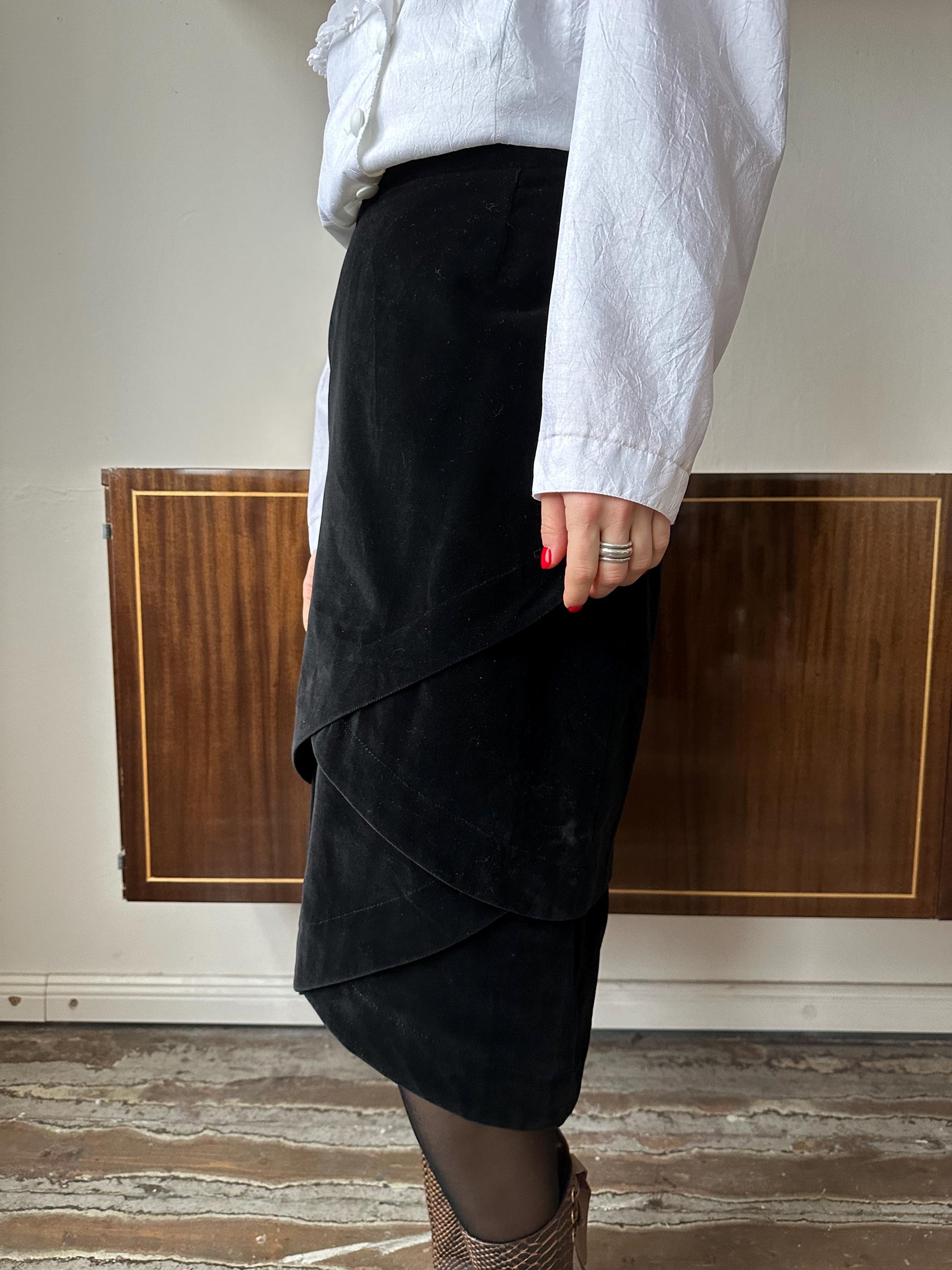 Vintage 90s layered velvet skirt in black